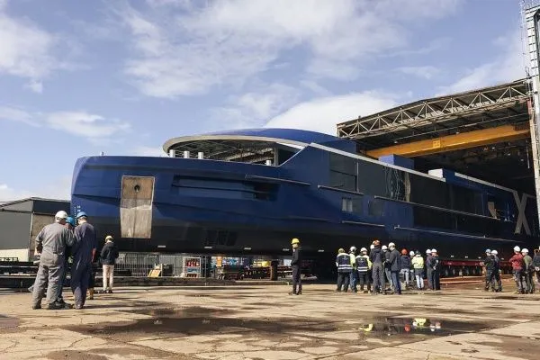 El Celebrity Compass, primer barco fluvial de Celebrity Cruises, toca el agua por primera vez